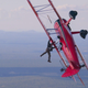 Imagen para el artículo titulado La última hazaña de Tom Cruise es volar colgado de un avión para promocionar sus películas